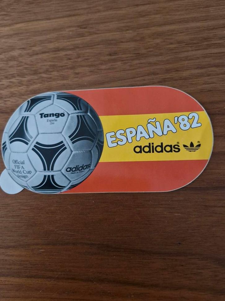 5448 Adidas España '82 Sticker - Voetbal WK, Verzamelen, Stickers, Ophalen of Verzenden