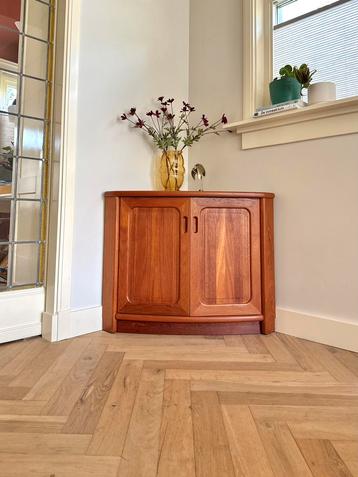 Vintage Dyrlund kast hoek Deens jaren 50/60/70 teak hout beschikbaar voor biedingen