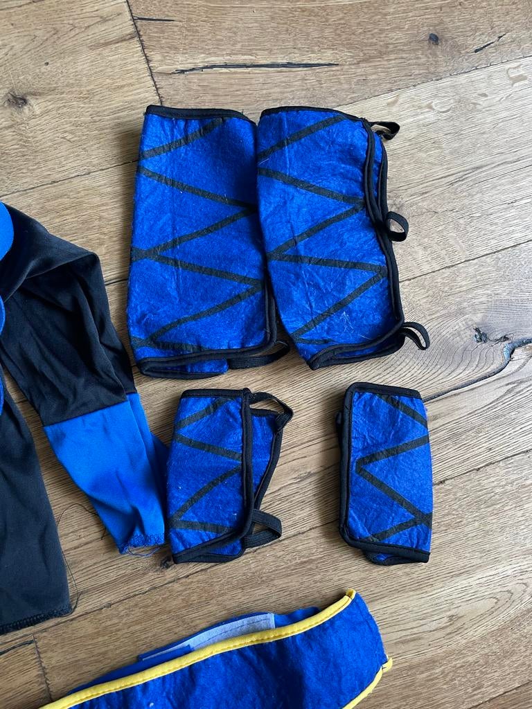 Carnaval Karate Pak Maat 128, Zo goed als nieuw, Jongen, Overig, Ophalen of Verzenden