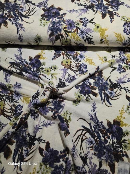 Nora print flowers lilac, Hobby en Vrije tijd, Stoffen en Lappen, Nieuw, Overige materialen, 120 cm of meer, 200 cm of meer, Ophalen of Verzenden