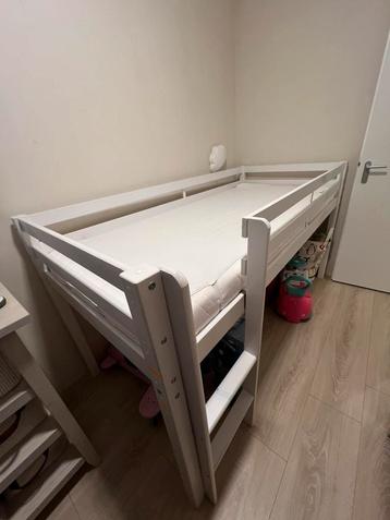 Kinderbed hoogslaper zeer goede conditie inclusief matras beschikbaar voor biedingen