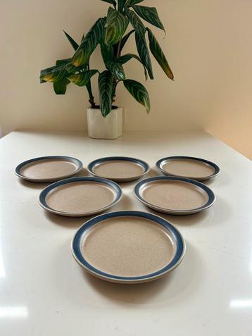 6 retro borden seventies. Beige blauw. Nieuwstaat 20 cm beschikbaar voor biedingen