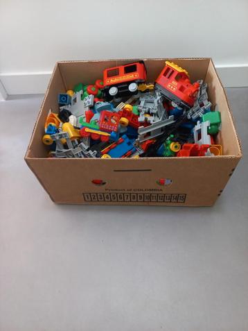 Twee dozen Duplo met treinbaan, auto's,  dieren en stenen  beschikbaar voor biedingen