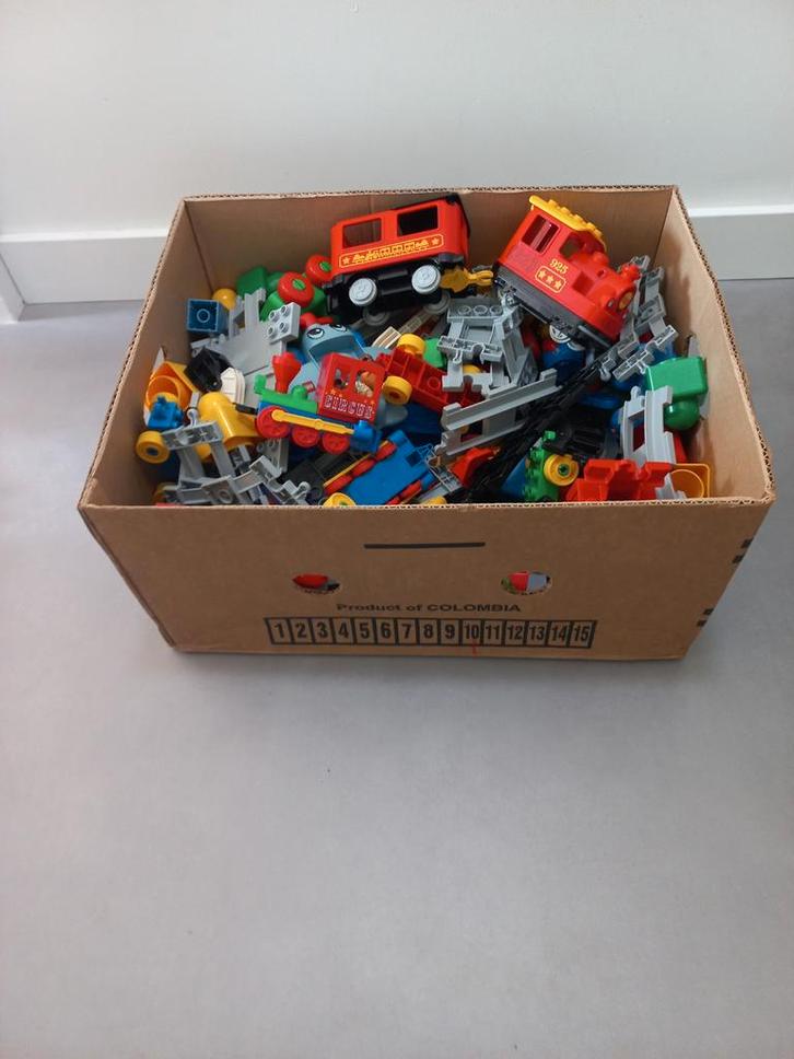 Twee dozen Duplo met treinbaan, auto's,  dieren en stenen, Kinderen en Baby's, Speelgoed | Duplo en Lego, Gebruikt, Duplo, Losse stenen