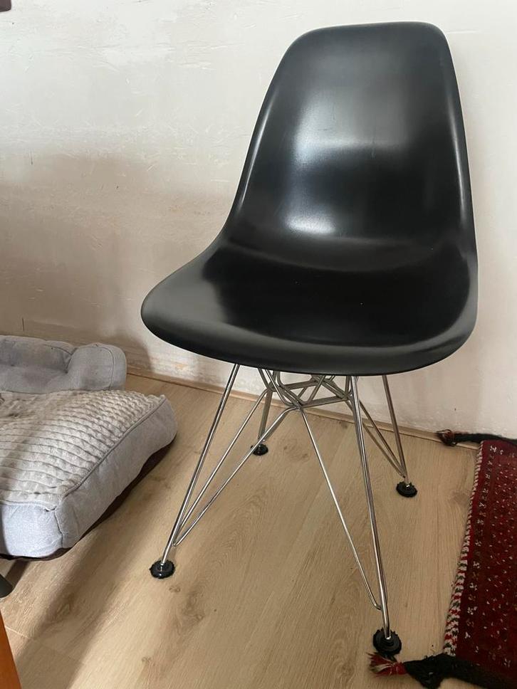 6 Zwarte Eames-stijl stoeltjes (replica), Huis en Inrichting, Stoelen, Zo goed als nieuw, Eén, Kunststof, Zwart, Ophalen