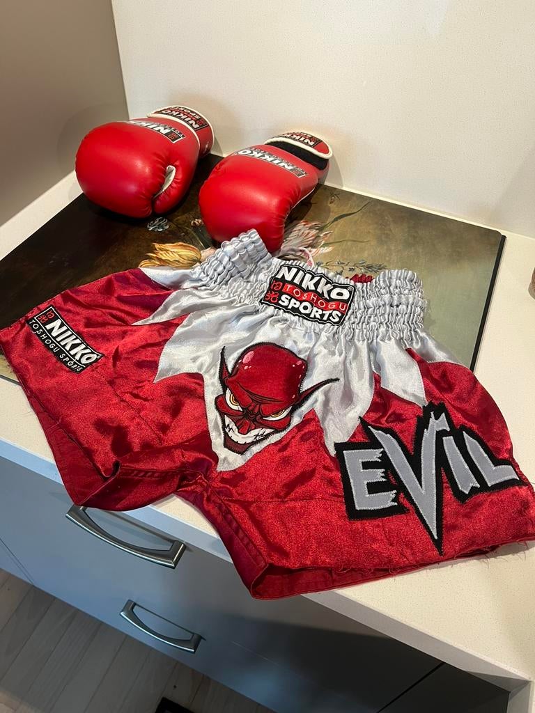 Nikko kindersportbroek en kinderbokshandschoenen 4 oz., Ophalen of Verzenden, Zo goed als nieuw, Bokshandschoenen