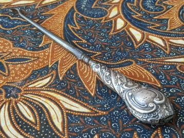 Mooie antieke veterhaak uit Engeland van zilver 17,3 cm. beschikbaar voor biedingen