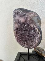 Grote amethist met calciet en agaat op standaard, Verzamelen, Mineralen en Fossielen, Ophalen of Verzenden