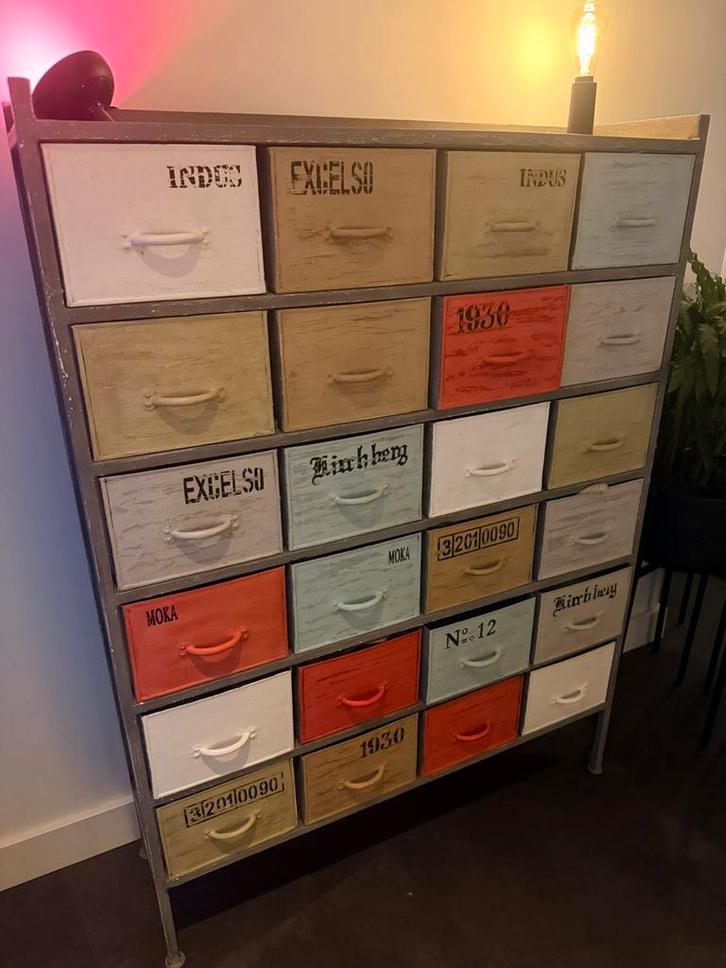 Vrolijke gekleurde stalen kast, Huis en Inrichting, Kasten | Ladekasten, Gebruikt, 100 tot 150 cm, 100 tot 150 cm, 25 tot 50 cm