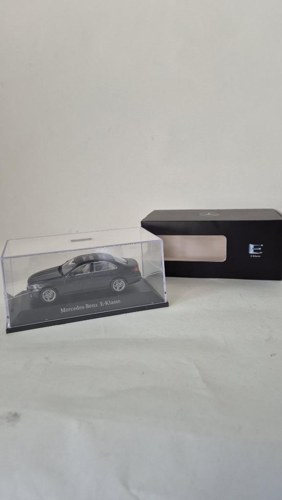 Mercedes Benz E-klasse Graphite Grey, Kyosho. 7C15, Hobby en Vrije tijd, Modelauto's | 1:43, Gebruikt, Auto, Overige merken, Ophalen of Verzenden