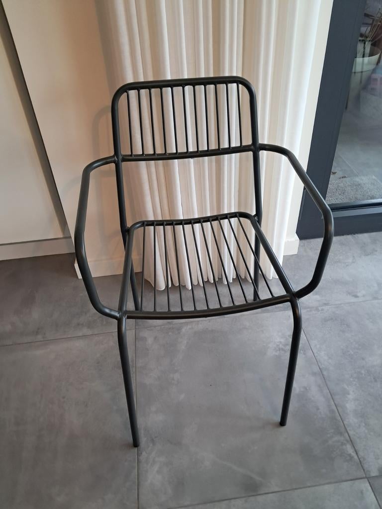 Bahia stapelbare tuinstoel in wit aluminium en grijs textilene en polywood armleuning