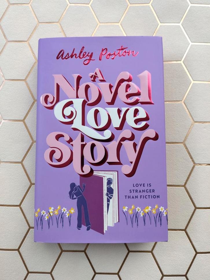 A Novel Love Story - Ashley Poston Fairyloot Editie, Boeken, Romans, Nieuw, Wereld overig, Ophalen of Verzenden