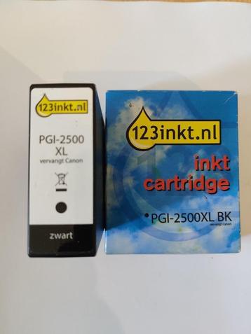 Grote doos met allerlei inktpatronen voor printers. beschikbaar voor biedingen