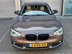 Nette BMW 1-Serie 114i Sport LMV 5Deurs 2013 Bruin, Auto's, BMW, 1-Serie, 65 €/maand, Achterwielaandrijving, Beige
