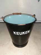 Twee mooie emaillen emmers, 1 met opdruk Keuken, 1 effen, Huis en Inrichting, Emmers, Ophalen, Gebruikt, Overige materialen, Met handgreep