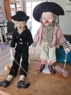 2 porselijnen poppen  een clown en charlie chaplin, Ophalen of Verzenden, Gebruikt, Pop