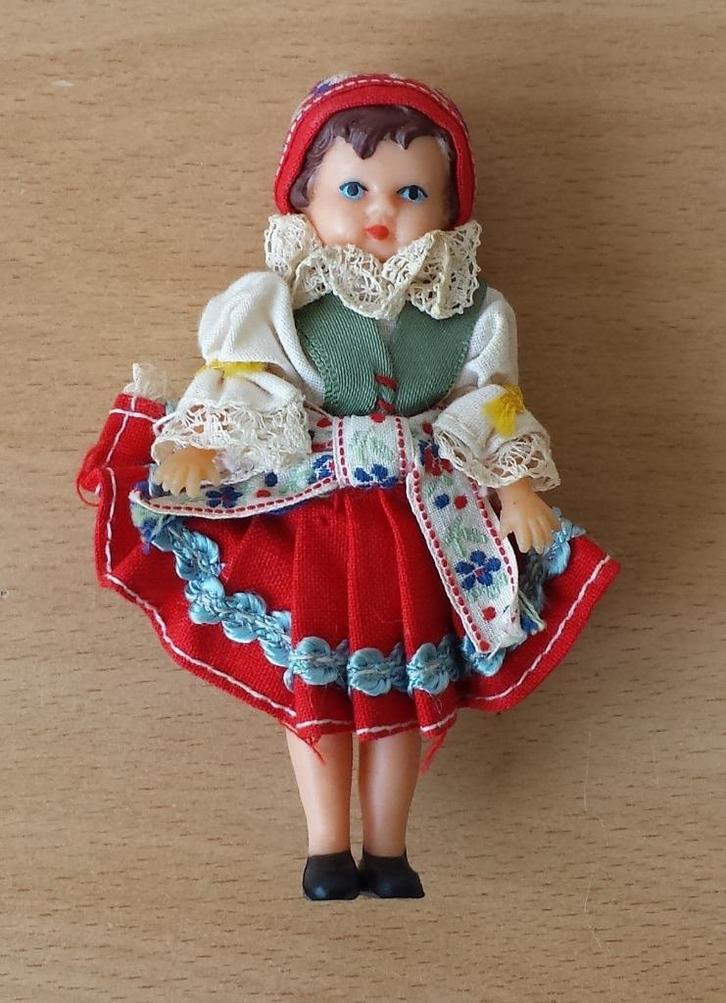 Ari Poppetje in Klederdracht - z.g.a.n., Verzamelen, Poppenhuizen en Toebehoren, Zo goed als nieuw, Popje, Ophalen of Verzenden