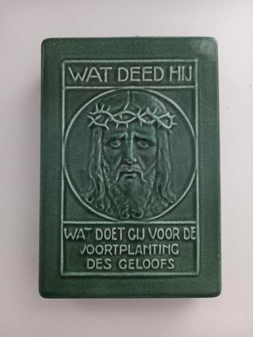 Missiebusje aardewerk beschikbaar voor biedingen