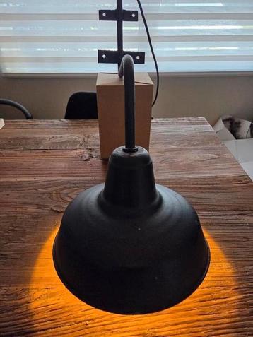 Vintage zwarte lamp beschikbaar voor biedingen