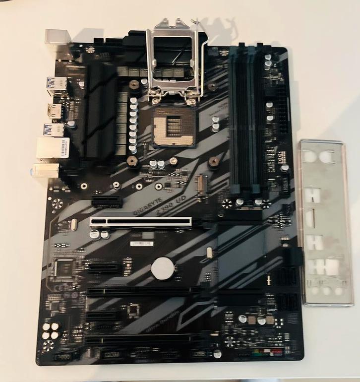 z390 UD-i5 9600k - coolermaster towercooler upgrade kit, Computers en Software, Moederborden, Gebruikt, Intel, DDR4, Ophalen of Verzenden