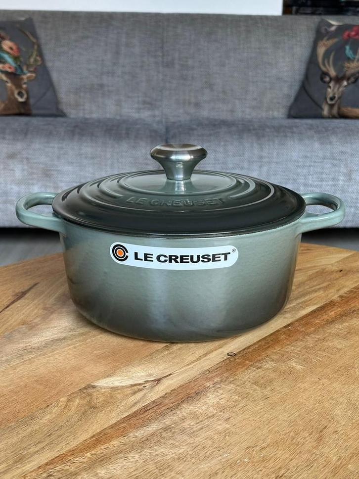 Le Creuset gietijzeren braadpan 24 cm – Thyme, Huis en Inrichting, Keuken | Potten en Pannen, Nieuw, Koekenpan of Braadpan, Gietijzer