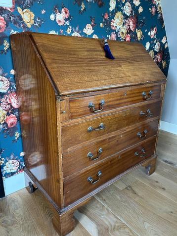 Antiek Engels damessecretaire beschikbaar voor biedingen