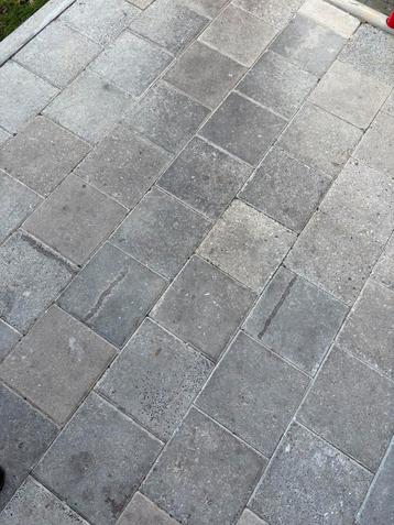 Betontegels gratis afhalen ong. 90 stuks beschikbaar voor biedingen