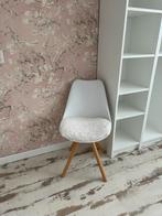 Witte stoel met houten poten, Ophalen, Kunststof, Wit, Zo goed als nieuw