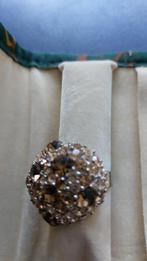 RING: zilverkleurig*bolvorm met bruine/roze strass steentjes, Gebruikt, IJzer of Staal, 19 tot 20, Ophalen of Verzenden