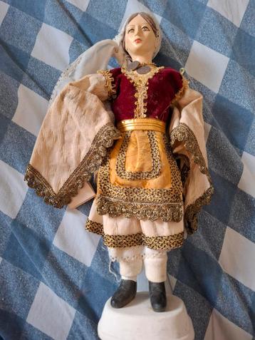 2x griekse porseleinen poppen beschikbaar voor biedingen