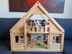 Houten poppenhuis van Plantoys met poppetjes en meubeltjes, Ophalen, Gebruikt