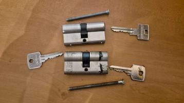 2x Cilinderslot met Sleutels beschikbaar voor biedingen