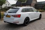 Skoda Superb Combi 1.8 TSI 235PK E6 DSG7 Style Business ✓, Auto's, Skoda, Euro 6, 4 cilinders, 179 pk, Wit