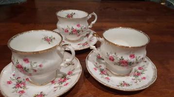 Elizabethan Staffordshire Theekopjes en Schotels (3 sets) beschikbaar voor biedingen