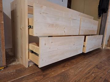 Keukenblok van terug gedroogd en geschaafd hout  beschikbaar voor biedingen