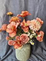 Stenen kruikpot met mooie poeder kleurige zijde bloemen, Huis en Inrichting, Woonaccessoires | Kunstplanten en Kunstbloemen, Ophalen of Verzenden