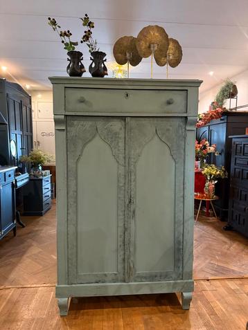 Vintage kast antieke dienstbodekast brocante meidenkast VdlM beschikbaar voor biedingen