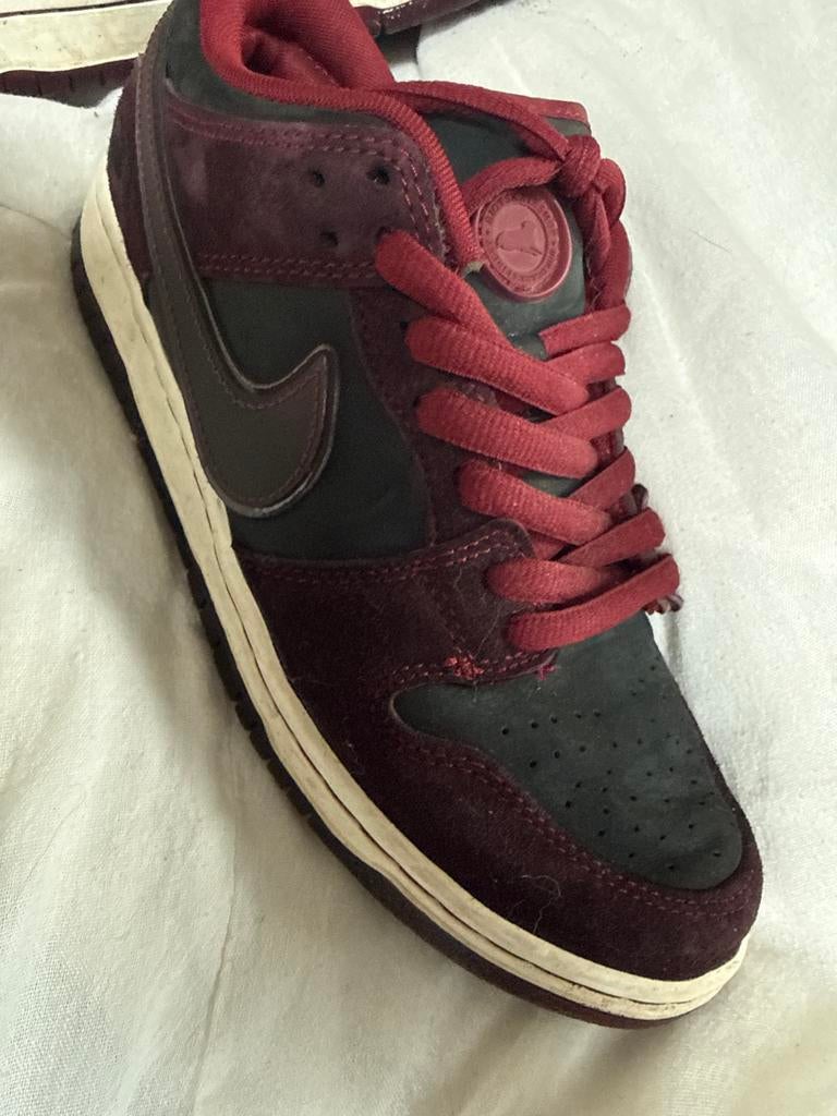 Nike Dunk High - Bordeaux/Zwart - Maat 40.5, Kleding | Heren, Schoenen, Ophalen of Verzenden, Zo goed als nieuw, Overige kleuren