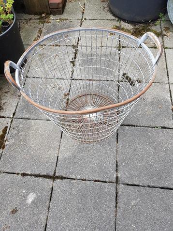 Vintage draadmand metalen mand. Voor houtblokken beschikbaar voor biedingen
