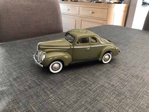 Universal hobbies 1/18 ford de luxe uit 1940, Hobby en Vrije tijd, Modelauto's | 1:18, Zo goed als nieuw, Auto, Overige merken