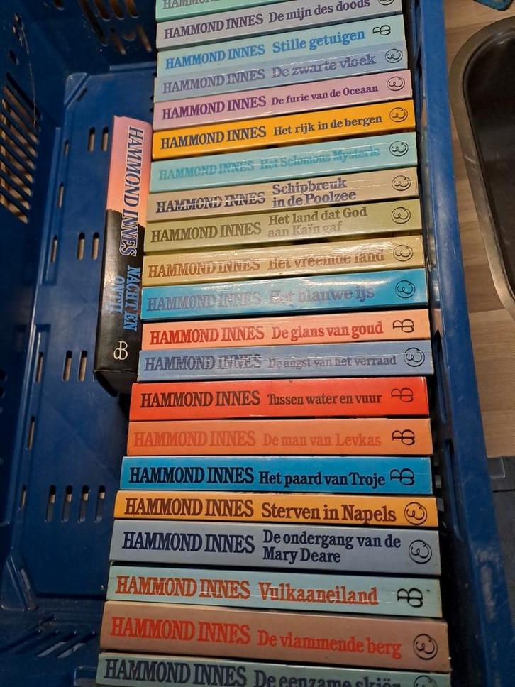 Hammond Innes Boeken Collectie - 24 Stuks, Boeken, Romans, Gelezen, Ophalen of Verzenden
