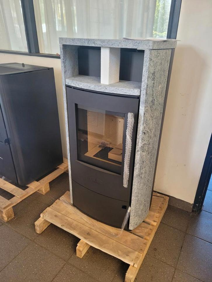 Aktie speksteenkachel van €2975,00 voor €1250,00, Huis en Inrichting, Kachels, Nieuw, Vrijstaand, Houtkachel, Hout, Ophalen of Verzenden