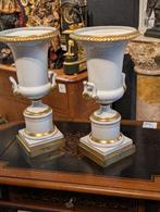 2 grote porseleinen sier vazen vorige eeuw 43 hoog. €220, Ophalen