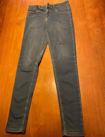 Spijkerbroek beschikbaar voor biedingen