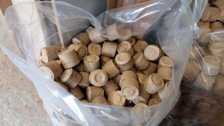 Gespeste briketten € 20.-, Tuin en Terras, Haardhout, Minder dan 3 m³, Ophalen