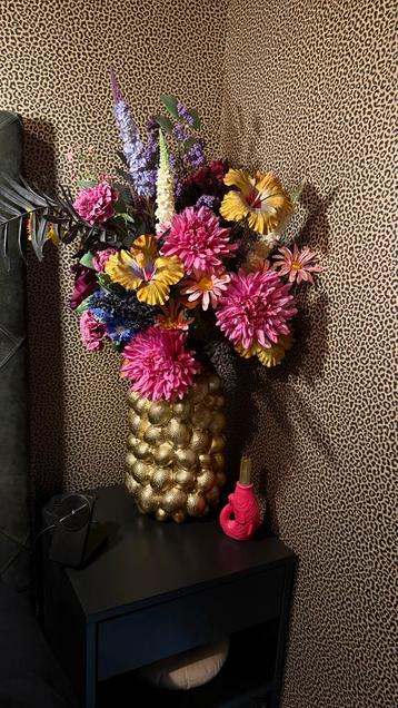 Vaas met kunstbloemen - Gouden vaas beschikbaar voor biedingen