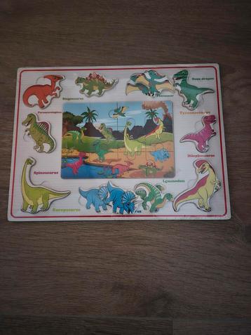 Houten kinder puzzels met dino's beschikbaar voor biedingen
