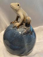 Crèmekleurige kikker op blauwe bol - Keramiek, Antiek en Kunst, Antiek | Keramiek en Aardewerk, Ophalen of Verzenden