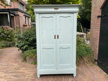 Antieke meidenkast met gratis stoel. Niet demontabel. beschikbaar voor biedingen