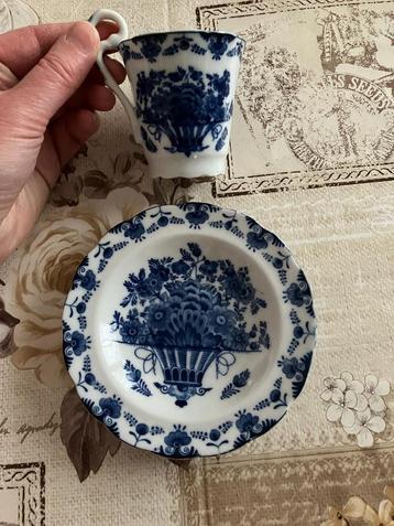 Vintage kop en schotel set beschikbaar voor biedingen